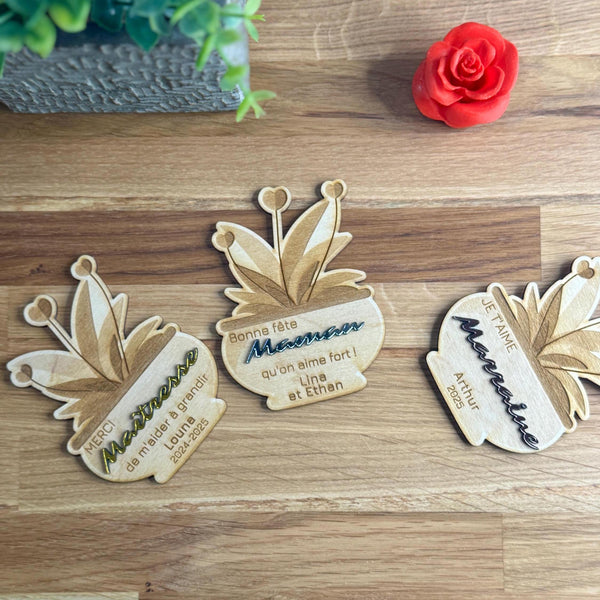 Engraved wooden flower pot magnet displaying a personalized message with up to 5 lines of text. Perfect for sentimental gifting.