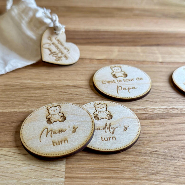 Personalized flip coin for parents, a funny and practical gift. Ideal for deciding who’s handling newborn tasks like feeding or changing nappies. Perfect for baby showers, first Mother’s Day, or as a unique birth present.