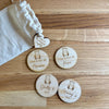 Parent decision-making coin, a playful and useful gift for couples. Crafted in wood and engraved with names, this flip coin adds humor to baby care moments. Great for baby showers or gifts for new parents.